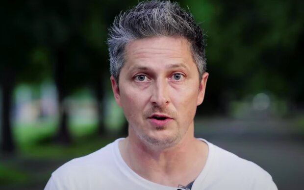 Александру Педану сделали серьезную операцию на ноге и вручили костыли: что произошло с ведущим