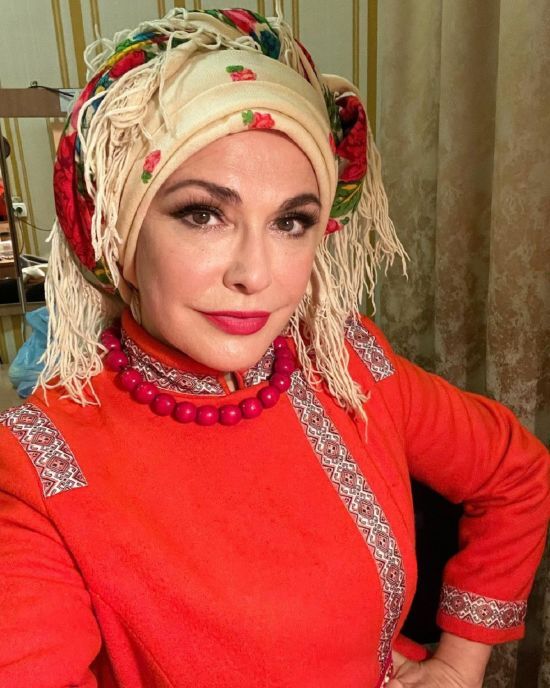 Ольга Сумская насмешила видео, как во время гастролей сломала диван и чуть не шлепнулась на пол