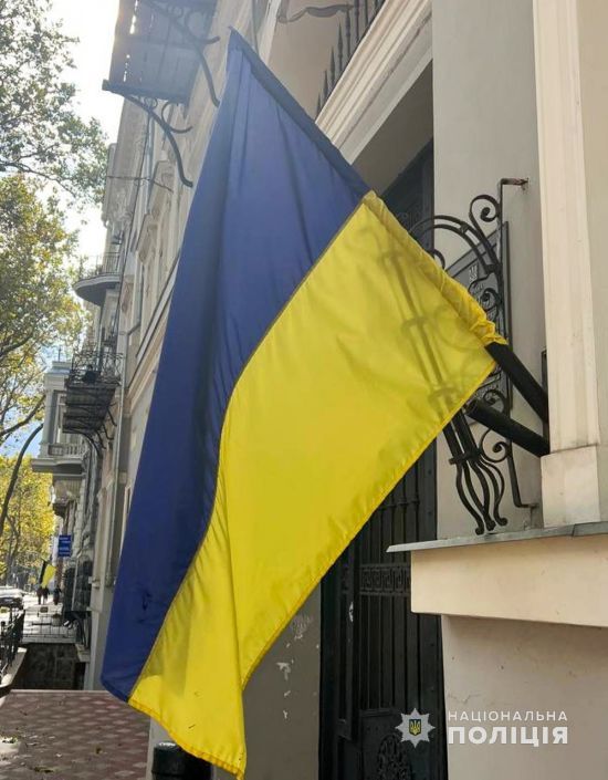 В Одессе пьяный 18-летний парень разорвал флаг Украины: фото