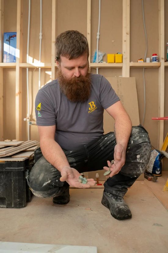 Шокированный сантехник нашел 20 костей под ванной: кому они принадлежали (фото, видео)