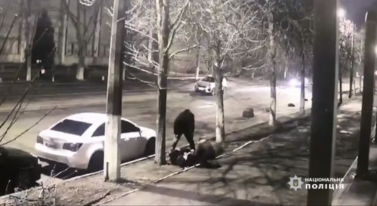 Вдарили цеглиною, обікрали та втекли: жорстокий напад на військового у центрі Києва (відео)