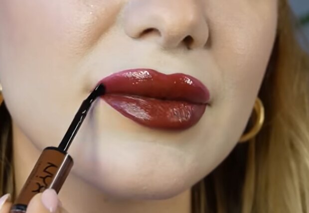Идеальные яркие губы будут у каждой: простой способ сделать макияж лучше