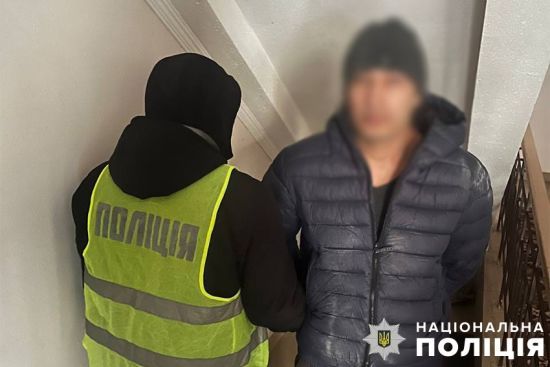 Погрожував пістолетом, бив касирку в груди та обличчя: у центрі Києва скоєно розбійний напад на обмінник (фото, відео)