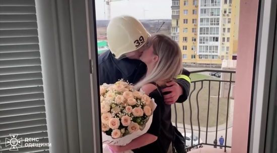Одеські рятувальники допомогли колезі оригінально освідчитись коханій – щемливе відео