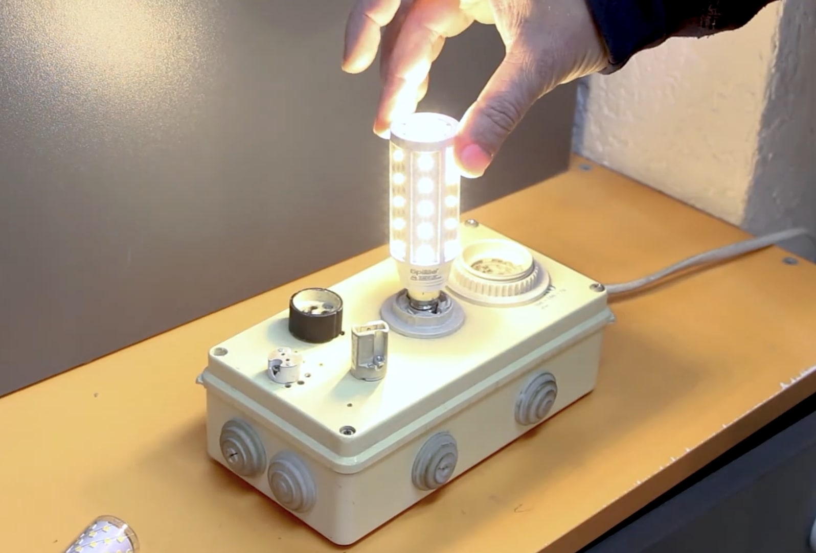 Графік відключення світла в Харківській області на 12 листопада: мешканцям доведеться провести 9 годин без електрики