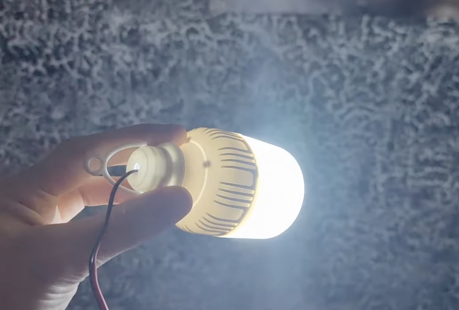 Графік відключення світла в Дніпропетровській області на 22 листопада: жителі будуть змушені сидіти 10 годин поспіль без електрики