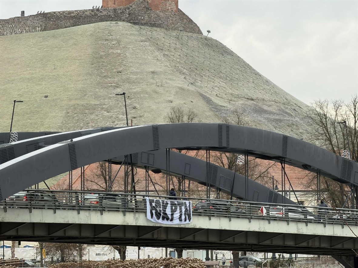 Від мостів до футбольних трибун: Європу охопили антипутінські акції