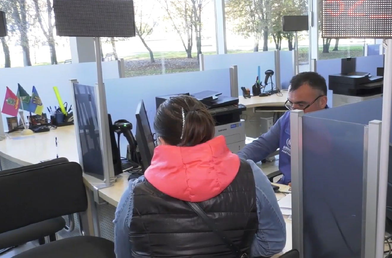 Грошова допомога для ВПО у Дніпропетровській області: переселенцям скасовують виплати, чи можна їх повернути