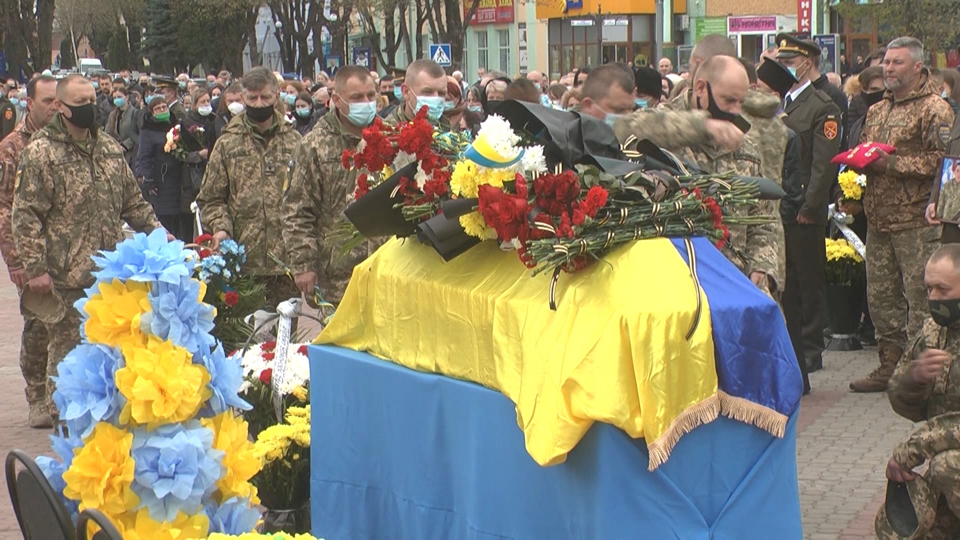 Похороны солдата видео. Похороны солдат ВСУ на Украине. Украина похороны солдат 2022.