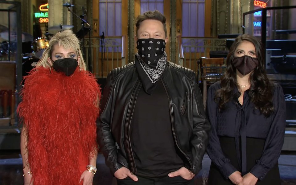 Майлі Сайрус поділилася світлинами з Ілоном Маском у студії шоу SNL